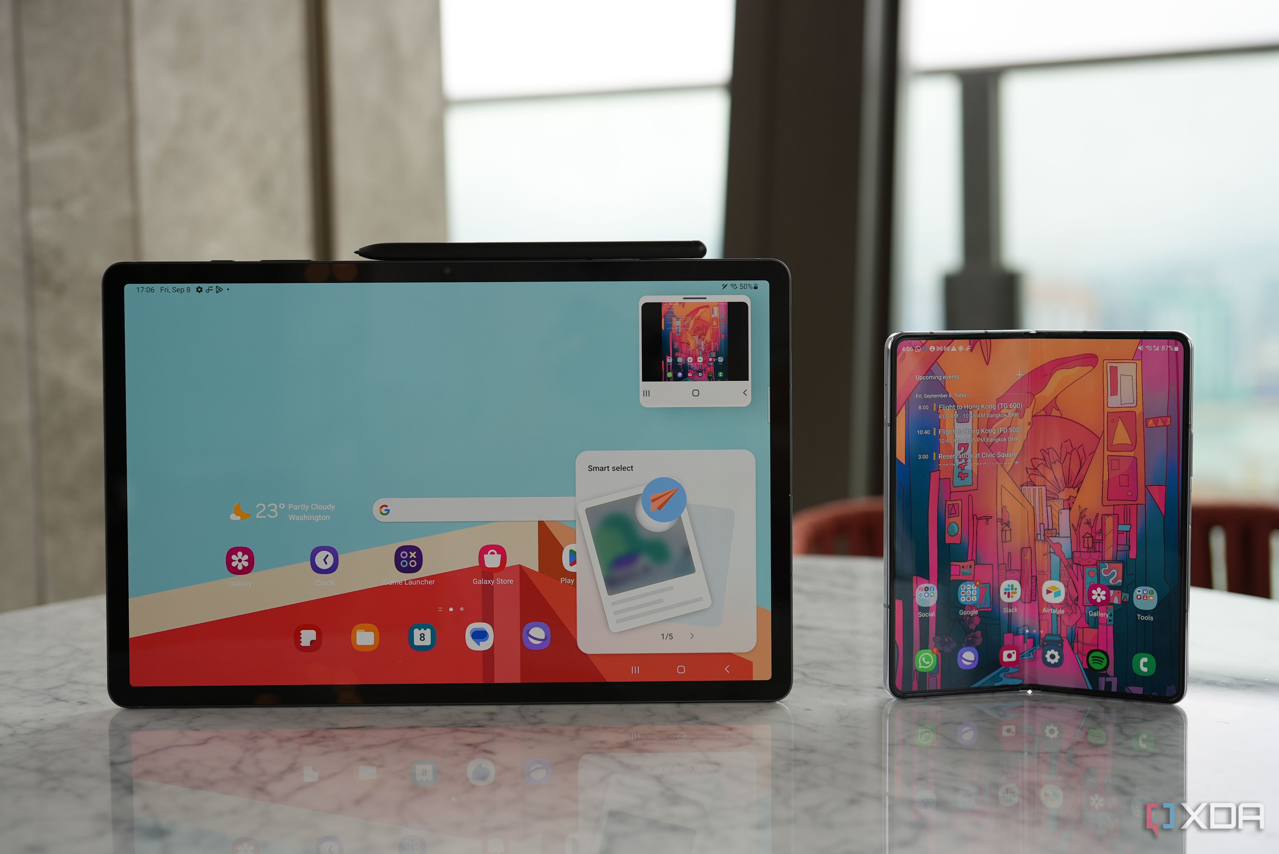 Samsung Galaxy Tab S9 Plus и Samsung Galaxy Z Fold 5 стоят на столе.