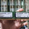 Человек держит планку оперативной памяти ECC DDR4 объемом 32 ГБ