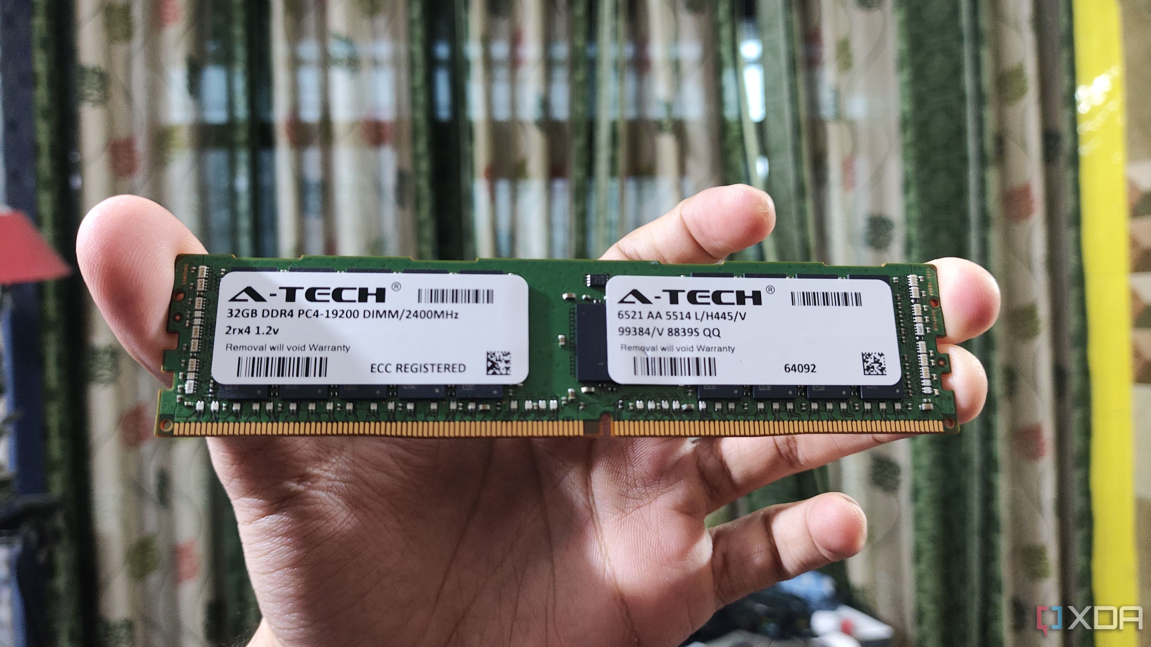 Человек держит планку оперативной памяти ECC DDR4 объемом 32 ГБ