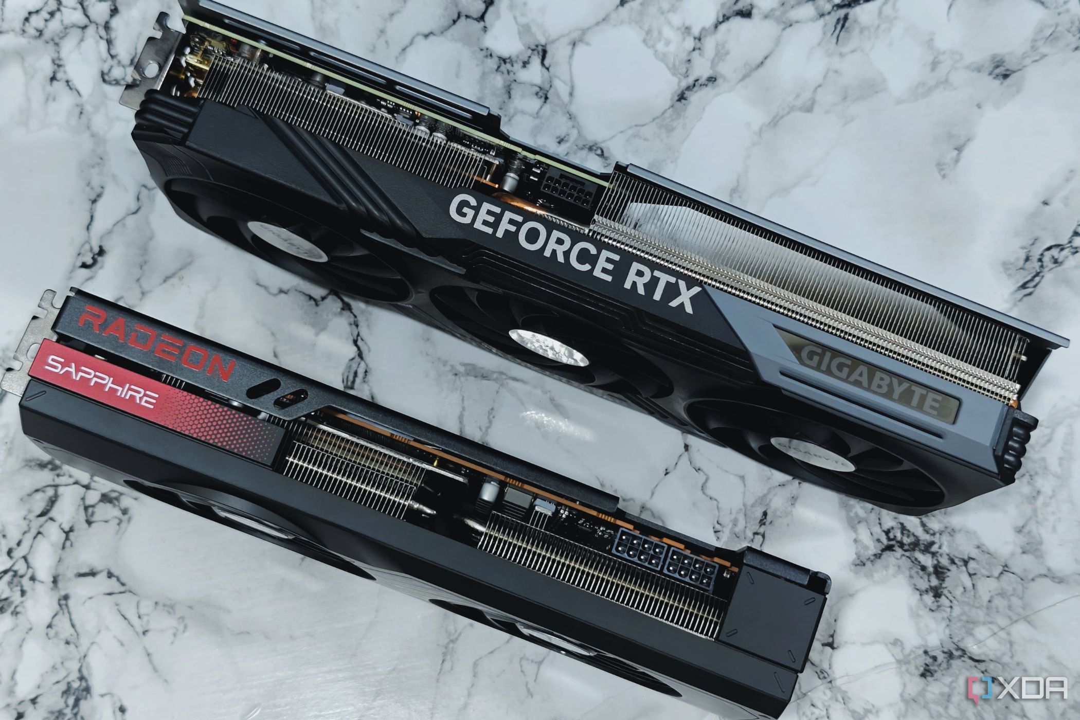 Изображение, демонстрирующее графические процессоры Radeon 7700XT и RTX 4070 Ti.