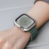 Корпус MAGEASY Odyssey Aluminum для Apple Watch Ultra на запястье человека.