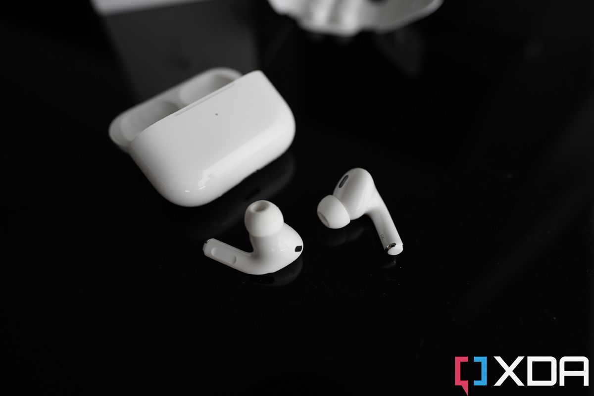 Airpods pro 2 на столе