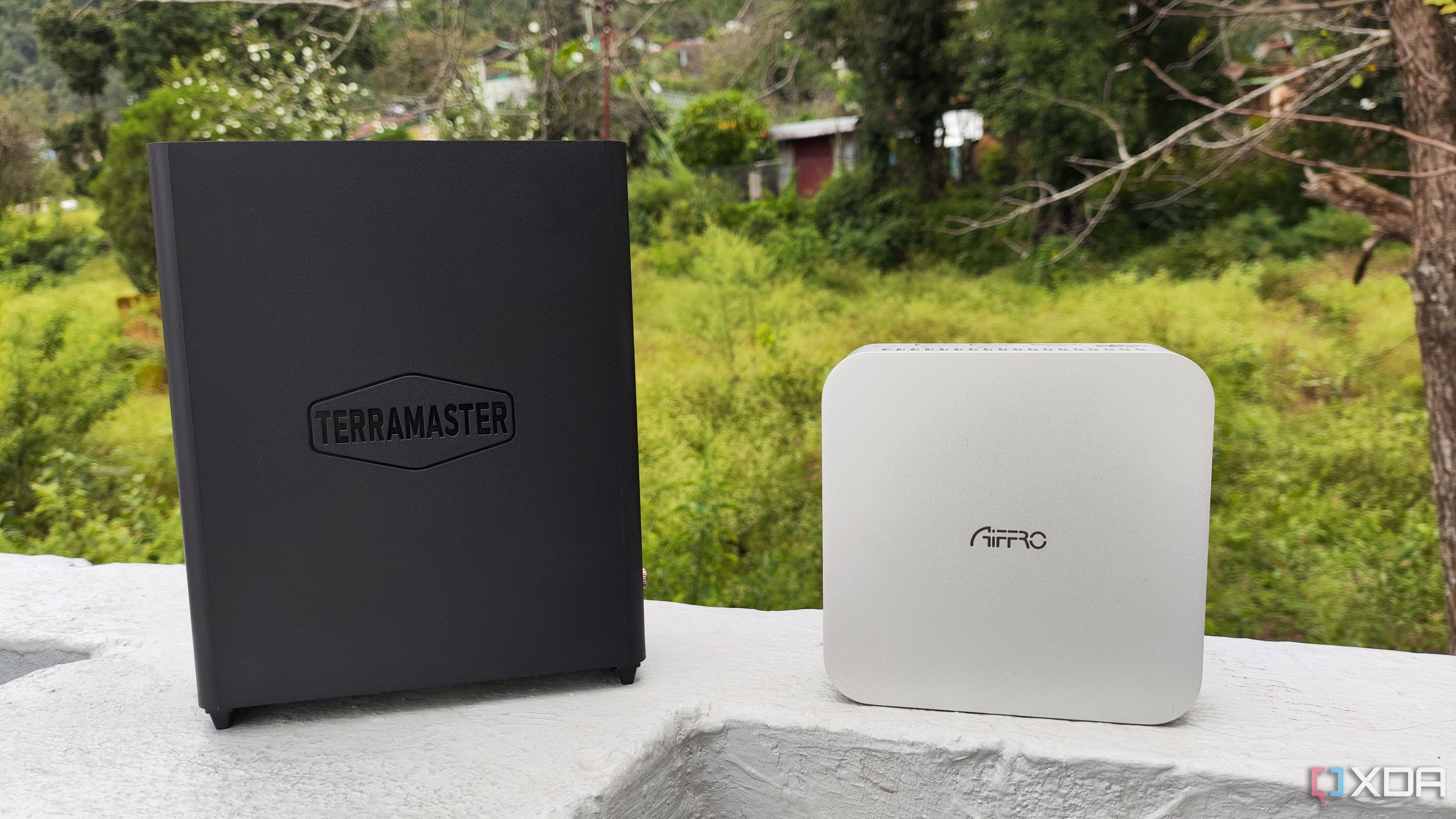 Твердотельный накопитель TerraMaster F8 Plus рядом с NAS Aiffro K100