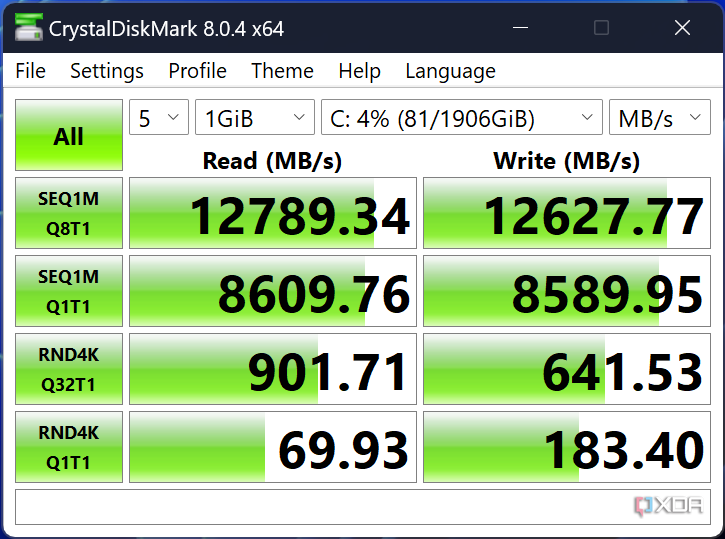 Скриншот результатов теста CrystalDiskMark на Lenovo Legion 9i, показывающий скорость до 12789 мегабайт в секунду