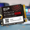 Твердотельный накопитель Silicon Power емкостью 1 ТБ UD90 2230 NVMe 4.0 Gen4 PCIe M.2 на размытом фоне