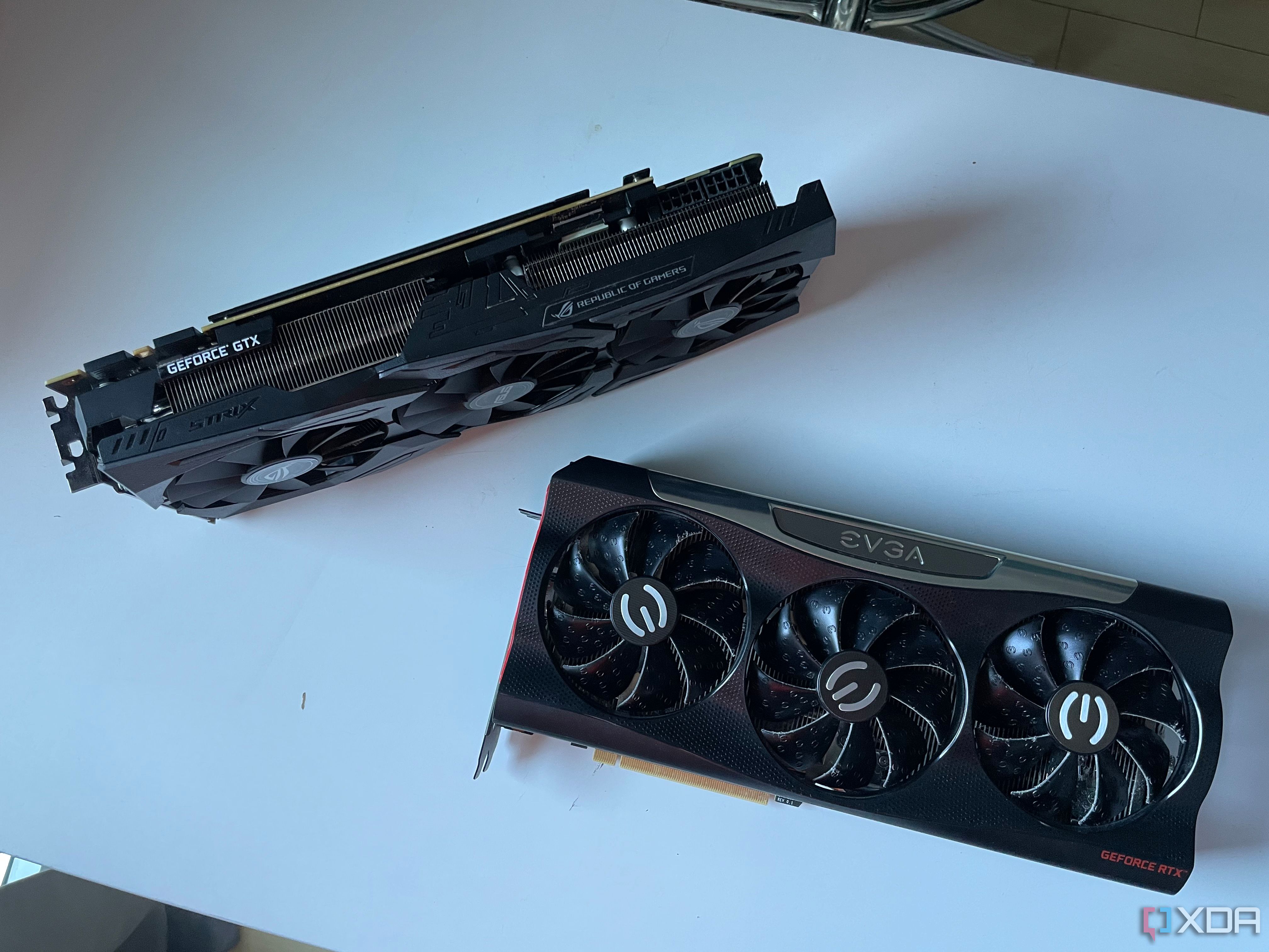 Фотография ASUS STRIX 1080ti и EVGA RTX 3080 на столе.